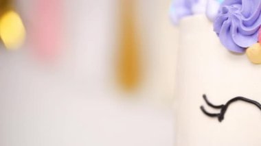 Tek boynuzlu at kek çok renkli buttercream buzlanma ile dekore edilmiştir.