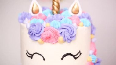 Tek boynuzlu at kek çok renkli buttercream buzlanma ile dekore edilmiştir.