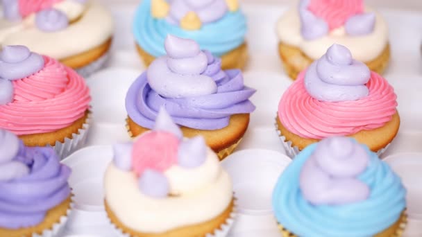 Paso Paso Pastelería Chef Tubería Crema Mantequilla Glaseado Cupcakes Unicornio — Vídeos de Stock