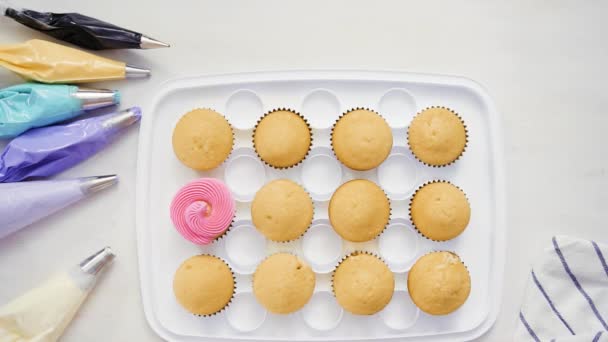Schritt Für Schritt Konditor Spinnt Buttercreme Zuckerguss Auf Einhorn Cupcakes — Stockvideo