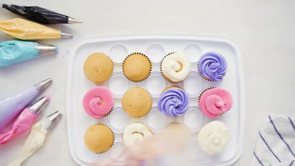 Paso Paso Pastelería Chef Tubería Crema Mantequilla Glaseado Cupcakes Unicornio — Vídeos de Stock