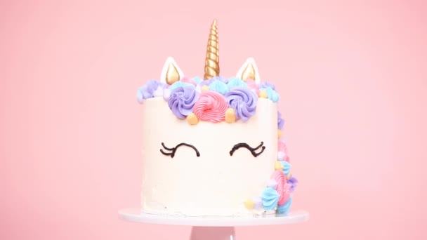 Unicorn Taart Gedecoreerd Met Multicolor Botterroom Slagroom Roze Achtergrond — Stockvideo