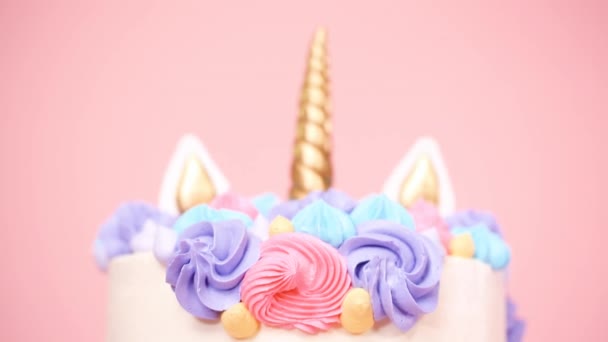 Gros Plan Gâteau Licorne Décoré Crème Beurre Multicolore Sur Fond — Video