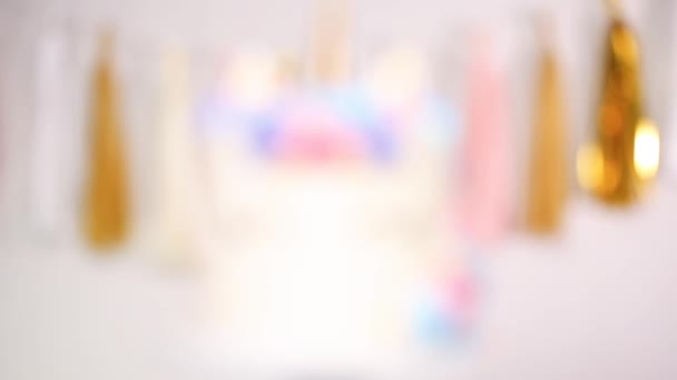 Μονόκερος Τούρτα Διακοσμημένη Πολύχρωμη Buttercream Κερασάκι — Αρχείο Βίντεο