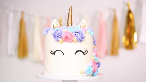 Torta All Unicorno Decorata Con Glassa Burro Multicolore — Video Stock