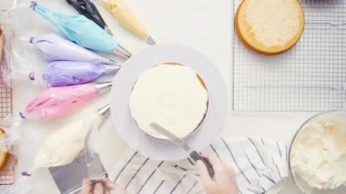 Zaman atlamalı. Adım adım. Üstten görünüm. Pasta Şef yığın pasta katmanları arasında tek boynuzlu at pasta oluşturmak için buzlanma buttercream ile