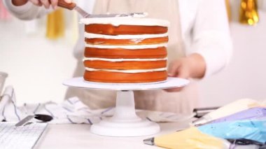 Adım adım. Pasta Şef yığın pasta katmanları arasında tek boynuzlu at pasta oluşturmak için buzlanma buttercream ile