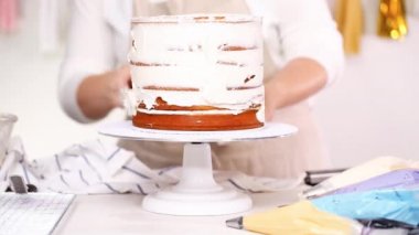 Adım adım. Pasta Şef yığın pasta katmanları arasında tek boynuzlu at pasta oluşturmak için buzlanma buttercream ile