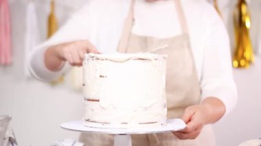 Adım adım. Pasta Şef yığın pasta katmanları arasında tek boynuzlu at pasta oluşturmak için buzlanma buttercream ile