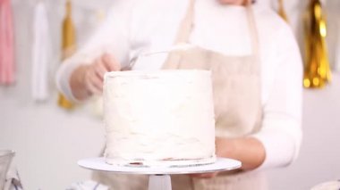 Adım adım. Pasta Şef yığın pasta katmanları arasında tek boynuzlu at pasta oluşturmak için buzlanma buttercream ile