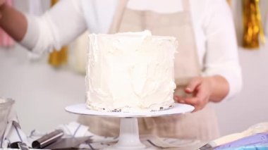 Adım adım. Pasta Şef yığın pasta katmanları arasında tek boynuzlu at pasta oluşturmak için buzlanma buttercream ile