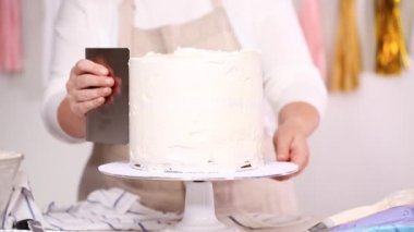 Adım adım. Pasta Şef yığın pasta katmanları arasında tek boynuzlu at pasta oluşturmak için buzlanma buttercream ile