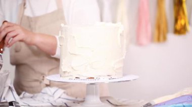 Adım adım. Pasta Şef yığın pasta katmanları arasında tek boynuzlu at pasta oluşturmak için buzlanma buttercream ile