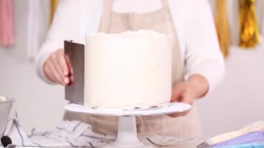 Adım adım. Pasta Şef yığın pasta katmanları arasında tek boynuzlu at pasta oluşturmak için buzlanma buttercream ile