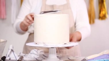 Adım adım. Pasta Şef yığın pasta katmanları arasında tek boynuzlu at pasta oluşturmak için buzlanma buttercream ile