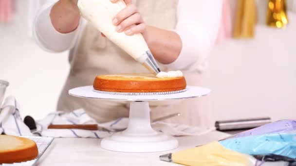 Schritt Für Schritt Konditor Stapelt Kuchenschichten Mit Buttercreme Zuckerguss Dazwischen — Stockvideo