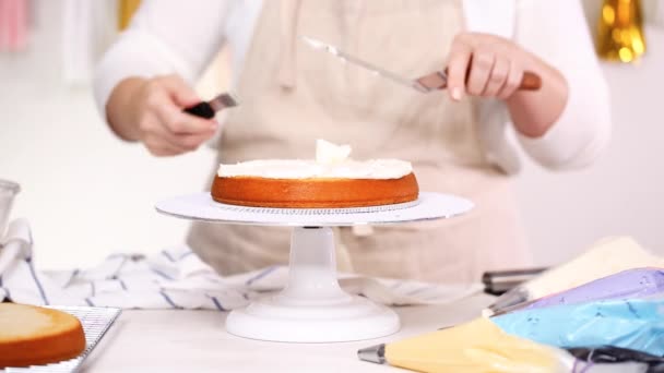 Schritt Für Schritt Konditor Stapelt Kuchenschichten Mit Buttercreme Zuckerguss Dazwischen — Stockvideo