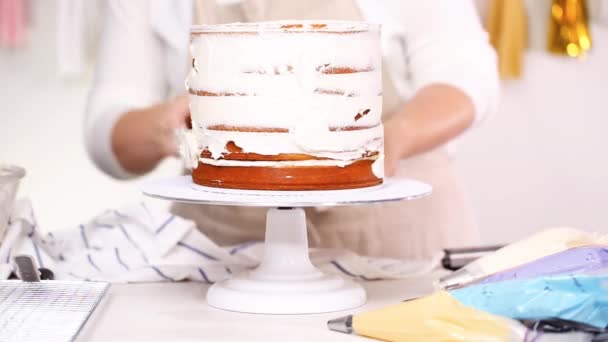 Schritt Für Schritt Konditor Stapelt Kuchenschichten Mit Buttercreme Zuckerguss Dazwischen — Stockvideo