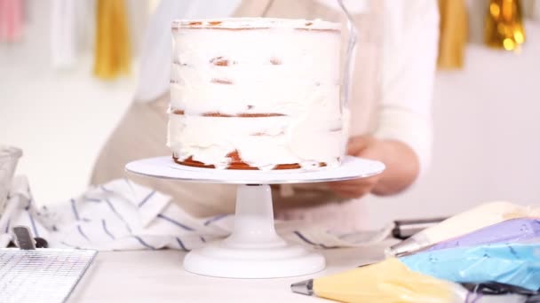 Schritt Für Schritt Konditor Stapelt Kuchenschichten Mit Buttercreme Zuckerguss Dazwischen — Stockvideo