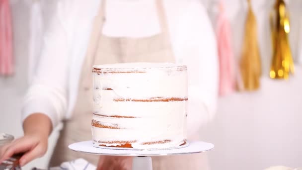 Passo Passo Chef Pastelaria Empilhando Camadas Bolo Com Cobertura Creme — Vídeo de Stock