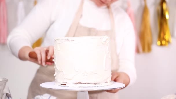 Lépésről Lépésre Cukrászati Chef Halmozási Torta Réteg Vajkrém Fagyosan Között — Stock videók