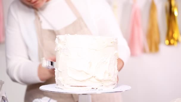 Schritt Für Schritt Konditor Stapelt Kuchenschichten Mit Buttercreme Zuckerguss Dazwischen — Stockvideo