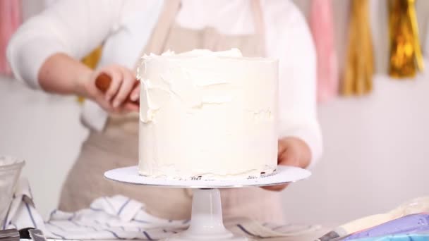一歩一歩 ユニコーン ケーキを作成する間曇らす Buttercream とペストリー シェフのスタッキング ケーキの層 — ストック動画