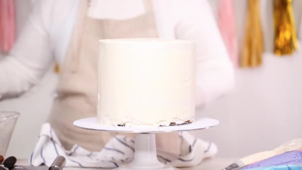 Schritt Für Schritt Konditor Stapelt Kuchenschichten Mit Buttercreme Zuckerguss Dazwischen — Stockvideo