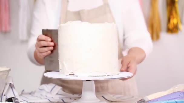 Zeitraffer Schritt Für Schritt Konditor Stapelt Kuchenschichten Mit Buttercreme Zuckerguss — Stockvideo