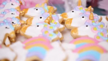 Tek boynuzlu at şekerli kurabiye çocuklar Doğum günü partisinde Kraliyet buzlanma ile dekore edilmiş.