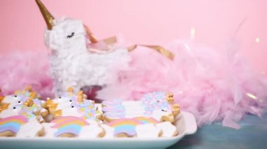 Tek boynuzlu at şekerli kurabiye çocuklar Doğum günü partisinde Kraliyet buzlanma ile dekore edilmiş.