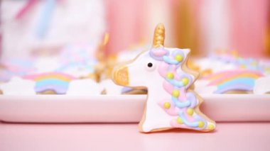 Tek boynuzlu at şekerli kurabiye çocuklar Doğum günü partisinde Kraliyet buzlanma ile dekore edilmiş