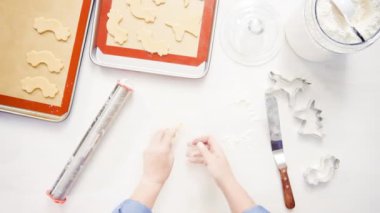 Üstten görünüm. Adım adım. Çerez kesici şeklinde unicorn ile şeker kurabiye kesme