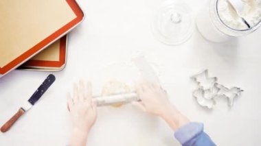 Zaman atlamalı. Üstten görünüm. Adım adım. Çerez kesici şeklinde unicorn ile şeker kurabiye kesme