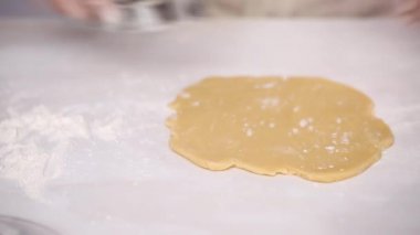 Adım adım. Çerez kesici şeklinde unicorn ile şeker kurabiye kesme