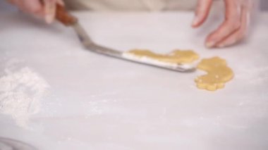 Adım adım. Çerez kesici şeklinde unicorn ile şeker kurabiye kesme