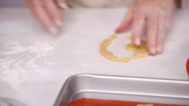 Adım adım. Çerez kesici şeklinde unicorn ile şeker kurabiye kesme