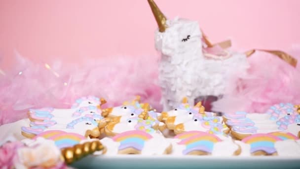 子供の誕生日パーティーで高貴なアイシングで飾られたユニコーン シュガー クッキー — ストック動画