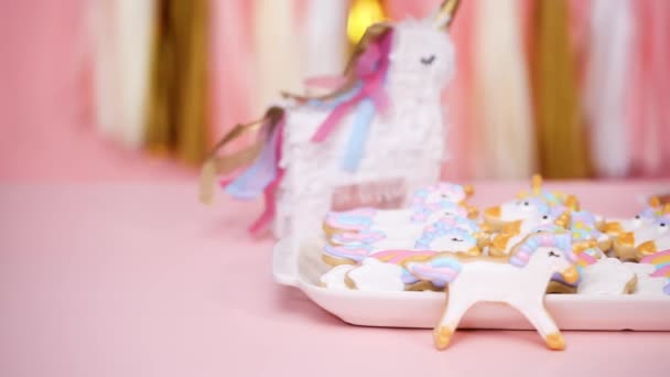 Unicorn Suiker Koekjes Versierd Met Koninklijk Suikerglazuur Het Verjaardagsfeestje Voor — Stockvideo