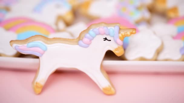 Unicorn Suiker Koekjes Versierd Met Koninklijk Suikerglazuur Het Verjaardagsfeestje Voor — Stockvideo