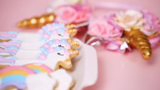 Unicorn Suiker Koekjes Versierd Met Koninklijk Suikerglazuur Het Verjaardagsfeestje Voor — Stockvideo