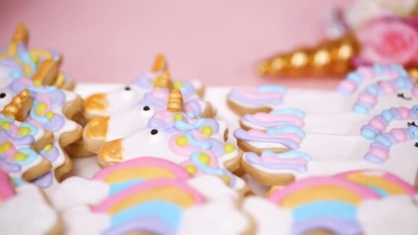 在孩子生日聚会上用皇家糖衣装饰的独角兽糖曲奇饼 — 图库视频影像