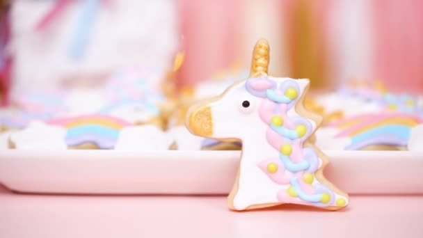 在孩子生日聚会上用皇家糖衣装饰的独角兽糖曲奇饼 — 图库视频影像