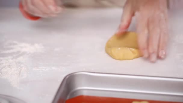 一歩一歩 ユニコーンのクッキーのカッターを形のシュガー クッキーを切り取る — ストック動画
