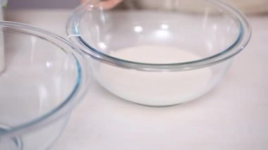 Adım adım. Gıda tek boynuzlu at şekerli kurabiye süslemek için Royal Icing içine boyama karıştırma.