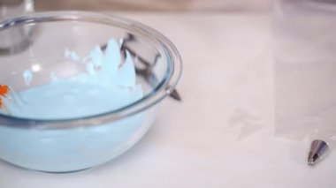 Adım adım. Gıda tek boynuzlu at şekerli kurabiye süslemek için Royal Icing içine boyama karıştırma.