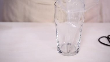 Adım adım. Gıda tek boynuzlu at şekerli kurabiye süslemek için Royal Icing içine boyama karıştırma.