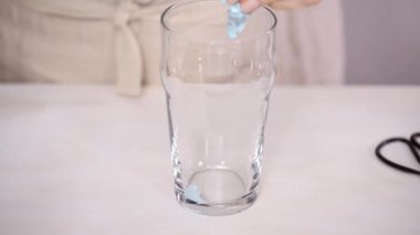 Adım adım. Gıda tek boynuzlu at şekerli kurabiye süslemek için Royal Icing içine boyama karıştırma.