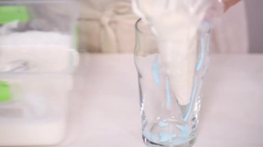 Adım adım. Gıda tek boynuzlu at şekerli kurabiye süslemek için Royal Icing içine boyama karıştırma.
