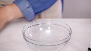 Adım adım. Gıda tek boynuzlu at şekerli kurabiye süslemek için Royal Icing içine boyama karıştırma.